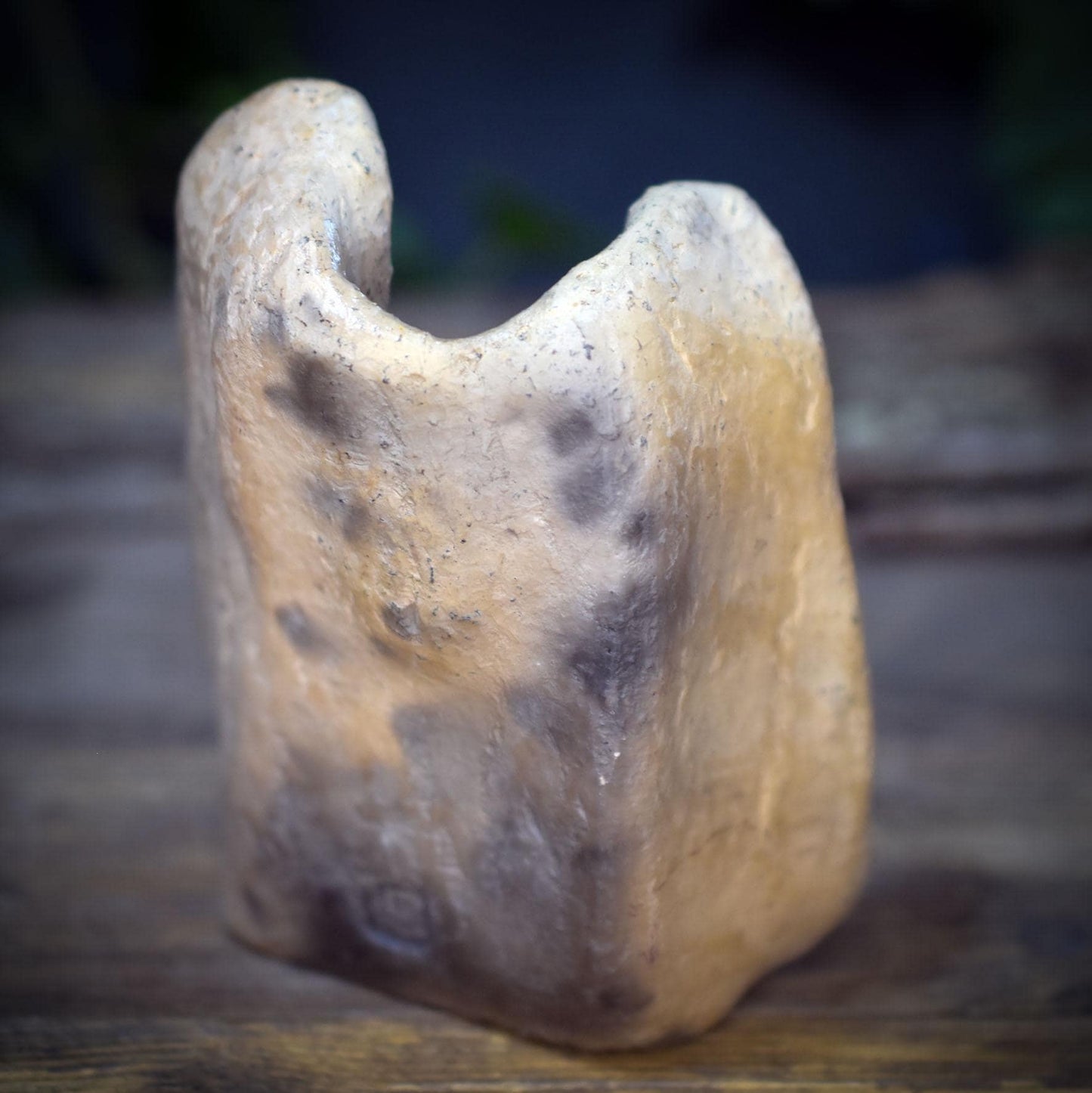 Vase zur Trauerbegleitung, Archaisches Gedenkgefäß Ton, Handgeformte Mini Vase Altar, Rauchbrand Kunstobjekt Unikat AEP002