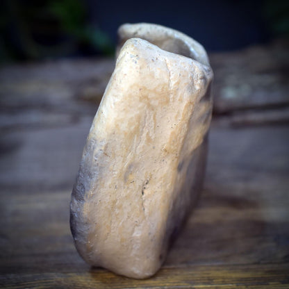 Vase zur Trauerbegleitung, Archaisches Gedenkgefäß Ton, Handgeformte Mini Vase Altar, Rauchbrand Kunstobjekt Unikat AEP002