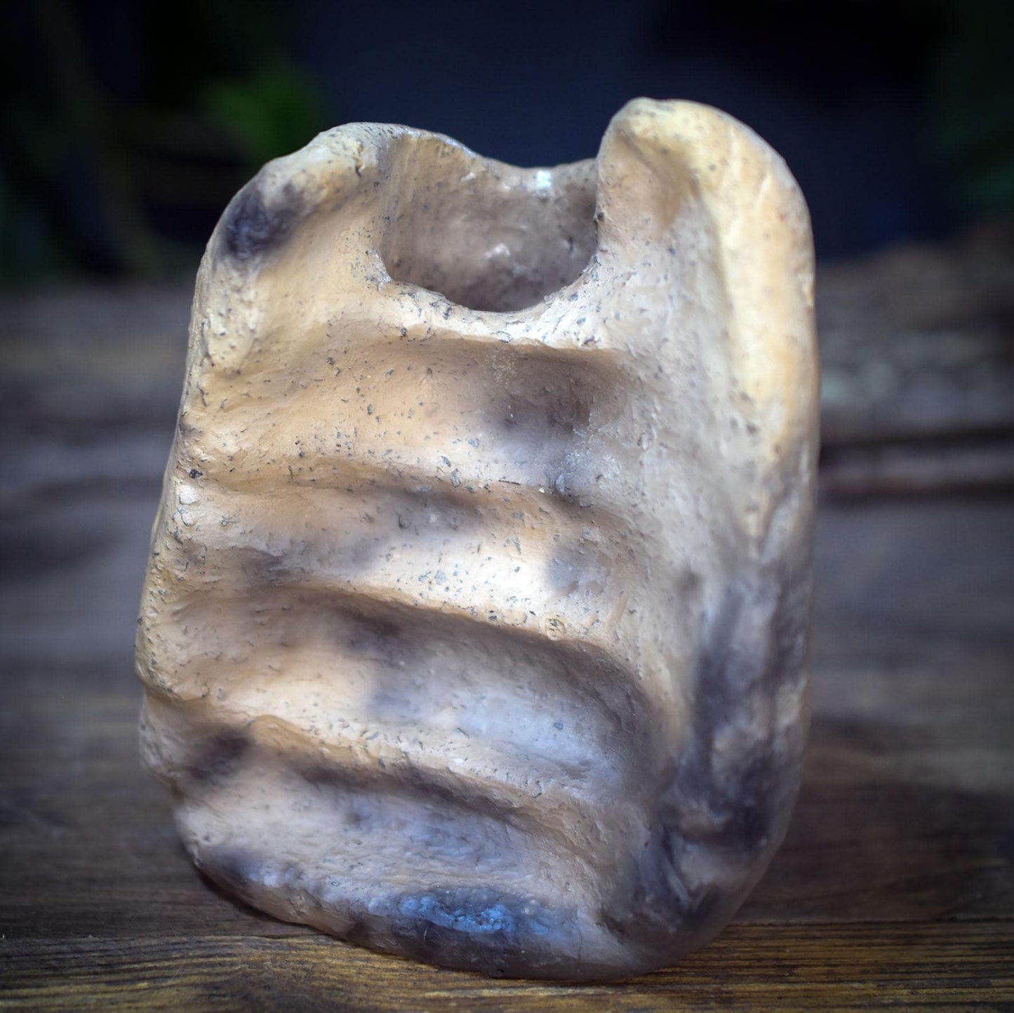 Vase zur Trauerbegleitung, Archaisches Gedenkgefäß Ton, Handgeformte Mini Vase Altar, Rauchbrand Kunstobjekt Unikat AEP002