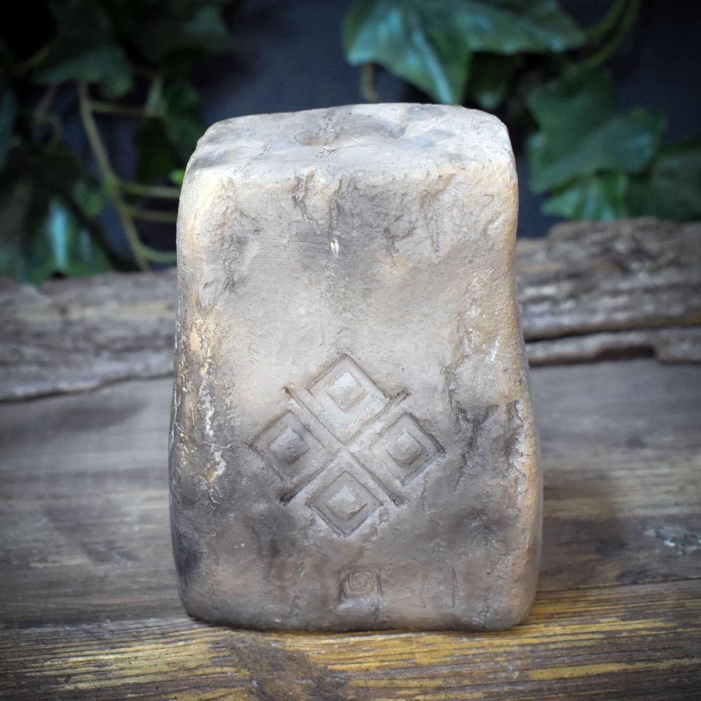 Ritual Kerzenhalter mit Opfernische, Archaischer Tonskulptur Leuchter, Handgeformter Altar Kerzenständer, Erd-Symbolik Unikat TKH035