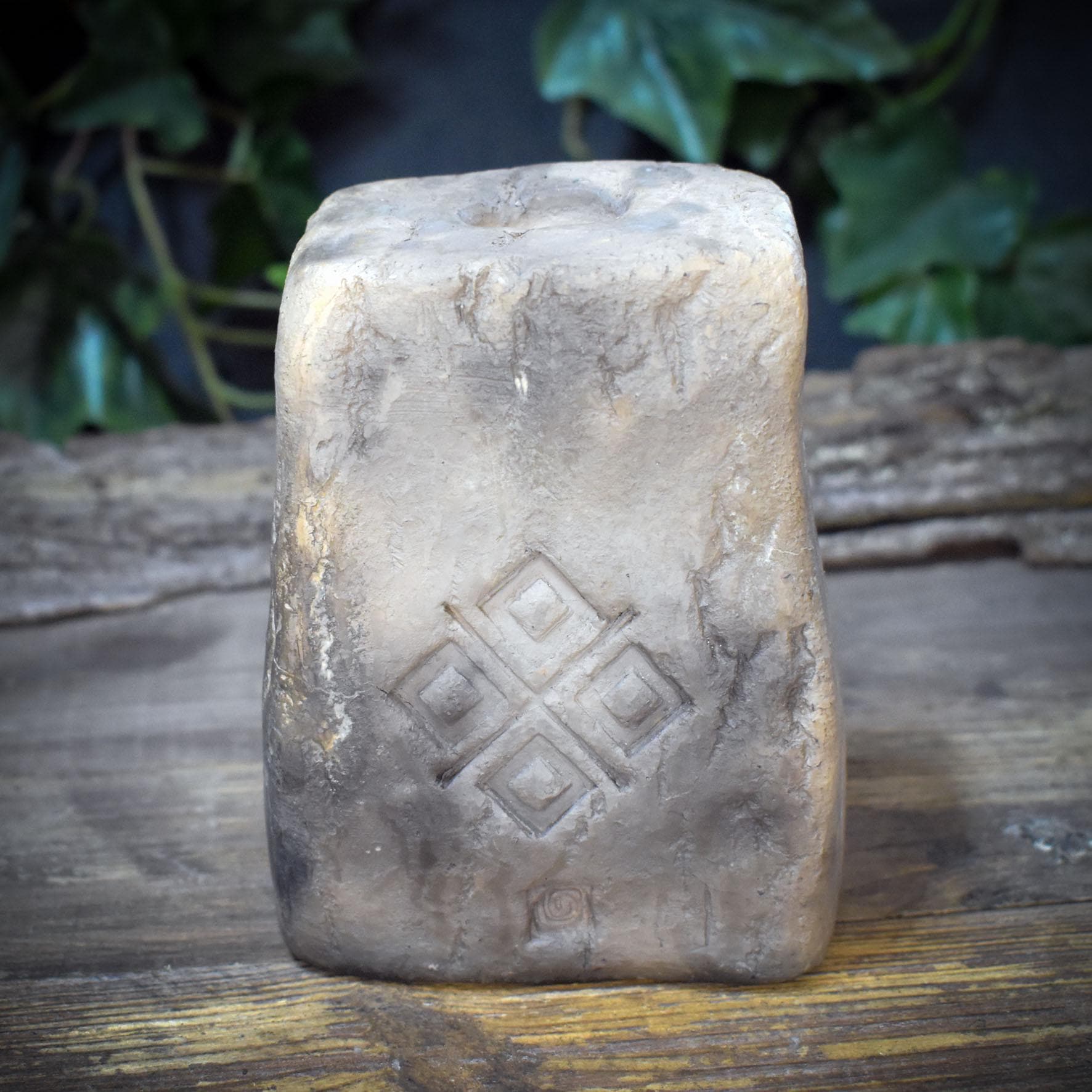 Ritual Kerzenhalter mit Opfernische, Archaischer Tonskulptur Leuchter, Handgeformter Altar Kerzenständer, Erd-Symbolik Unikat TKH035