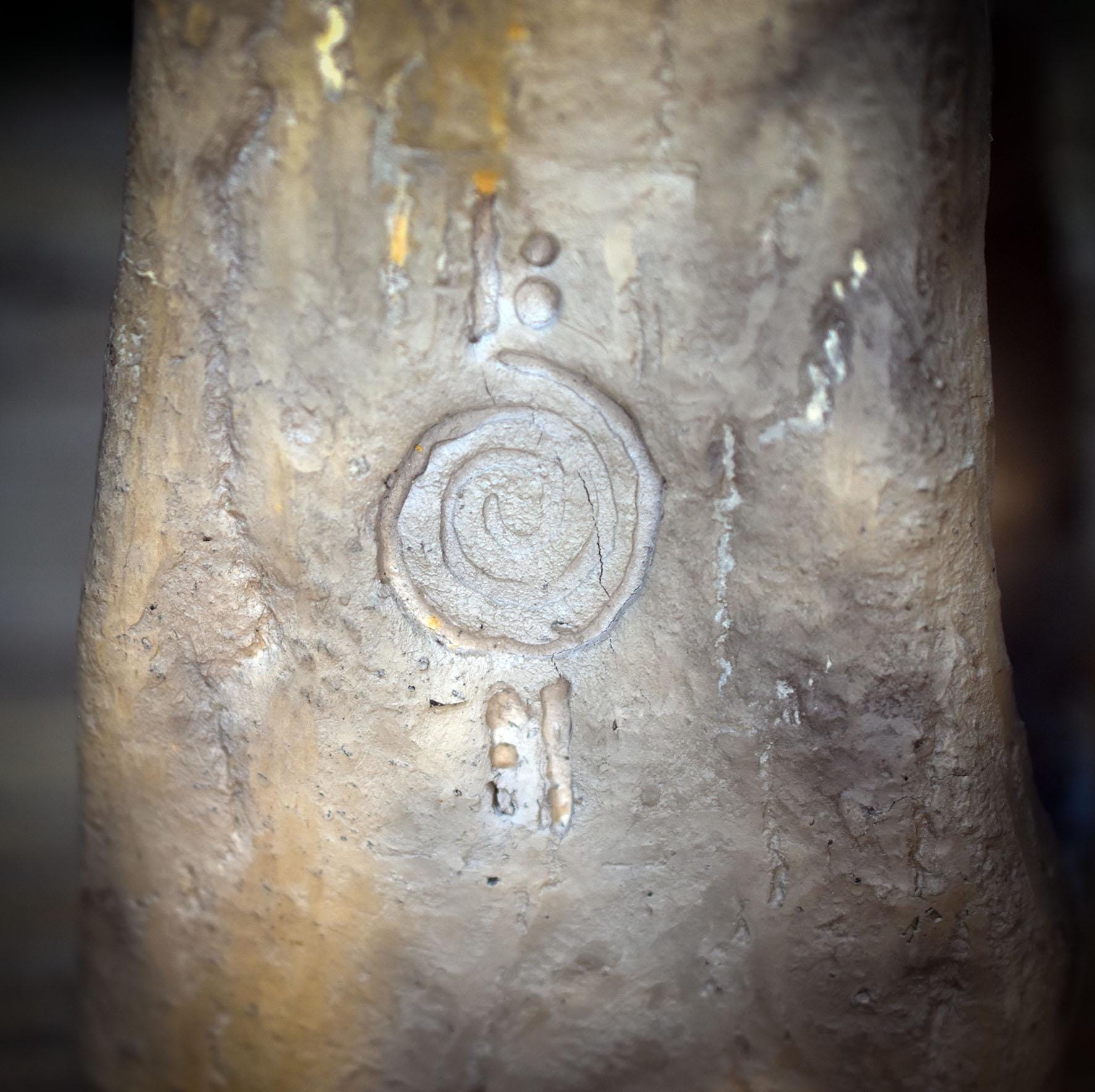 Ritual Kerzenhalter mit Opfernische, Archaischer Tonskulptur Leuchter, Handgeformter Altar Kerzenständer, Erd-Symbolik Unikat TKH035