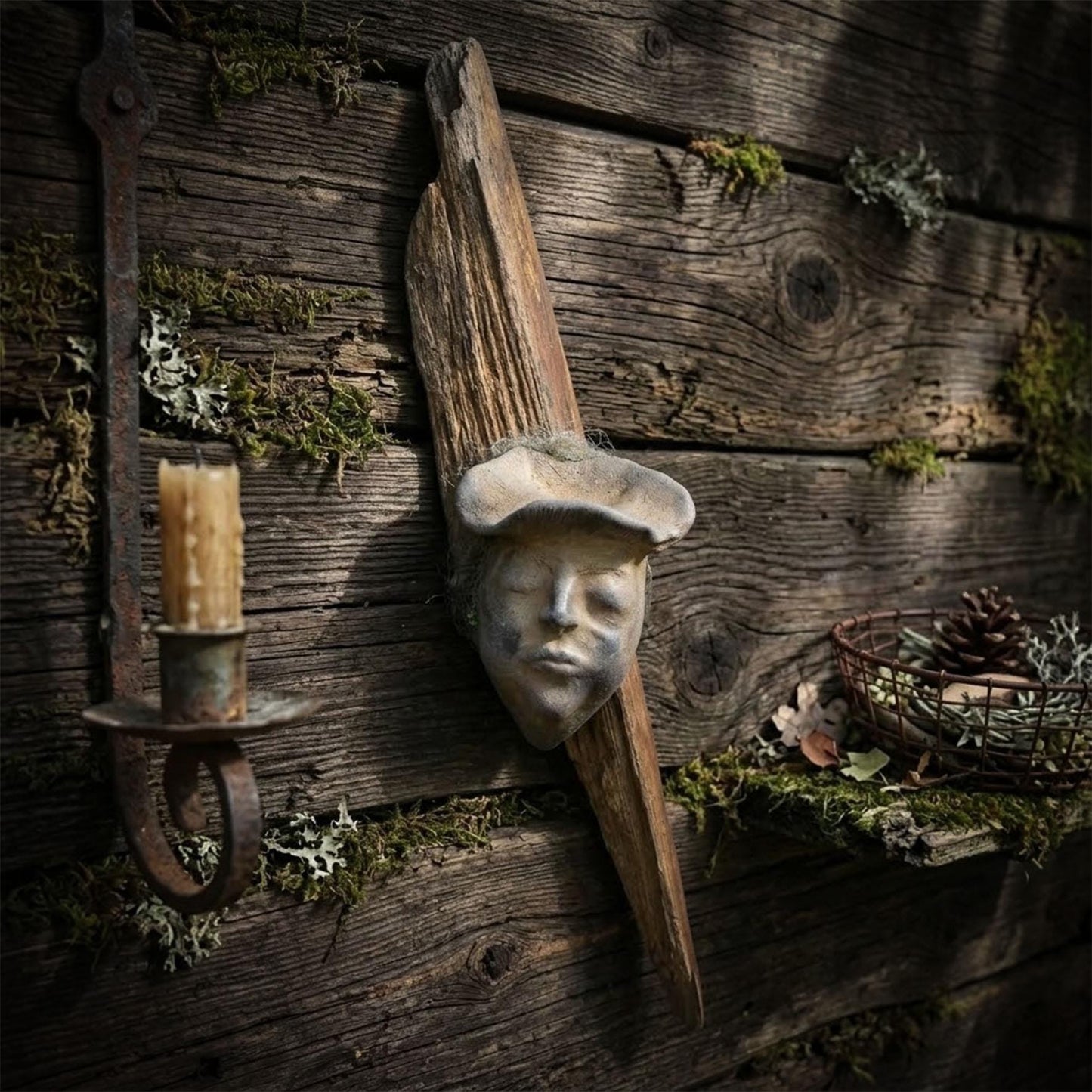 Weiblicher Waldgeist in Baumpilzform – Tonskulptur auf Holz mit Wandhalterung - traditionelle Rauchbrandkunst - Art.Nr.: HEX011