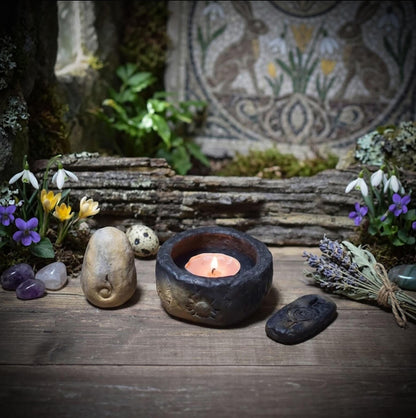 Ostara-Licht · Ton-Ei & Altarstein - Frühzeitliches Ritualset zum Frühlingsbeginn