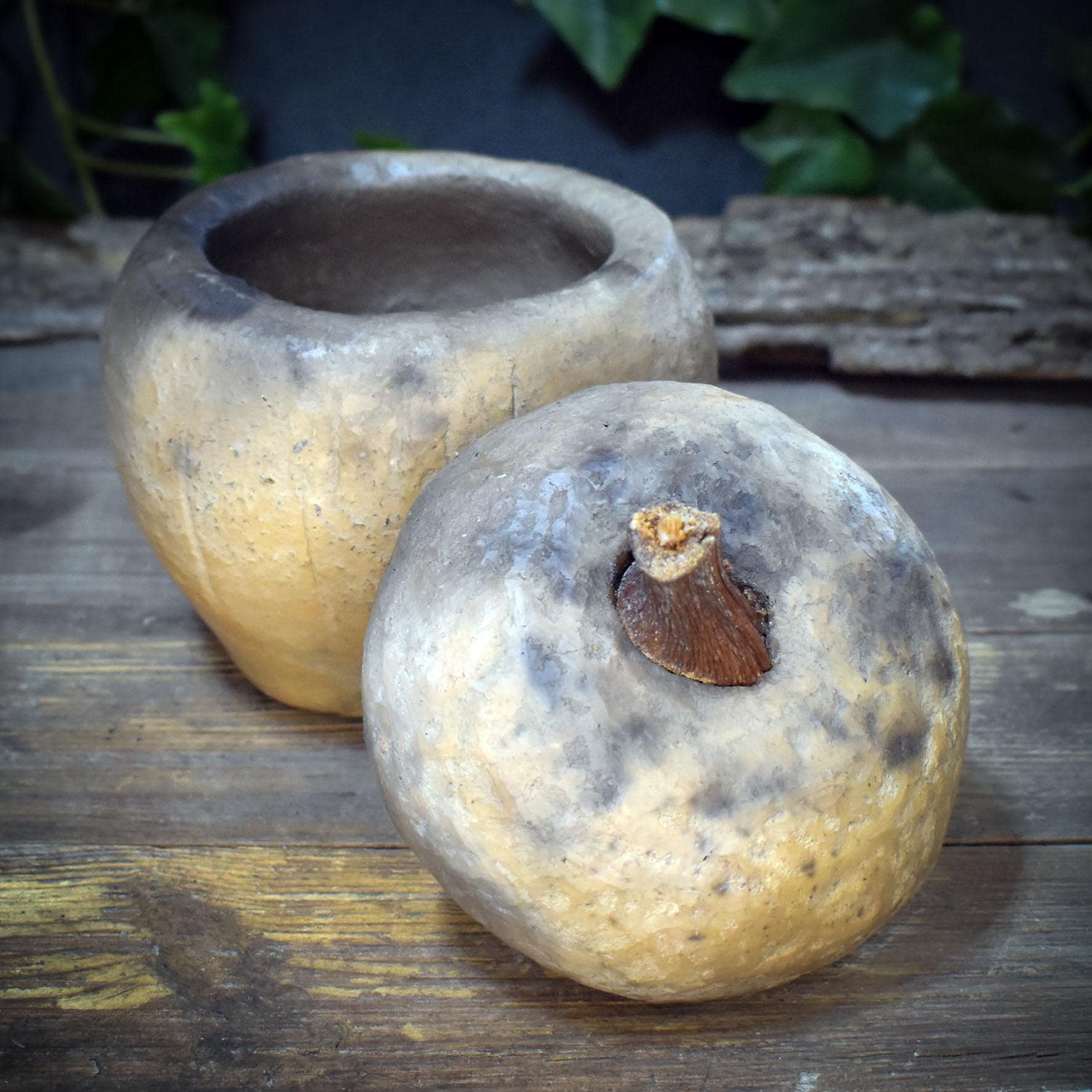 Tongefäß Eichel Rauchbrand Dose | Archaische Vorratsdose Keramik | Spirituelles Geschenk Naturform Altar Deko Unikat 1,18kg GEF022