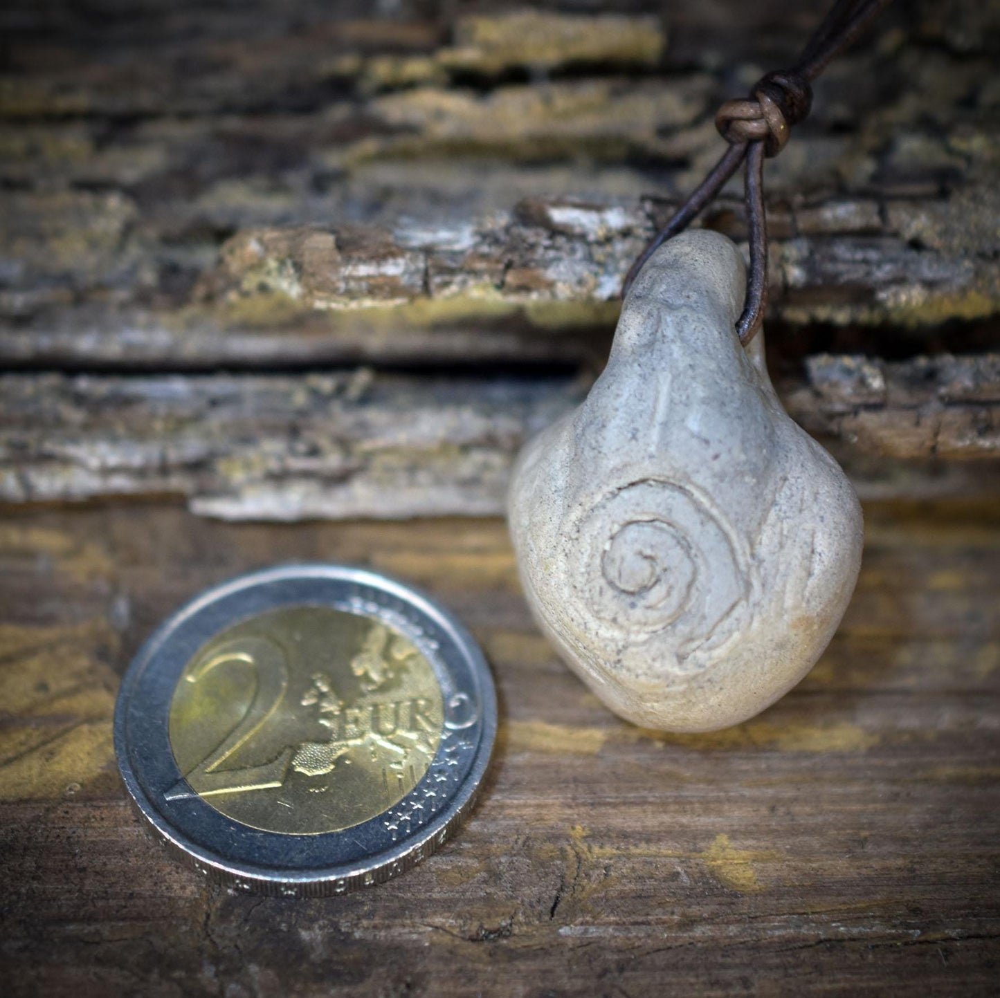 Spiral Göttin Amulett Ton Rauchbrand | Kette Lederband verstellbar | Spirituelles Geschenk Hexen Schmuck Anhänger Schutz Unikat 11g AMU090