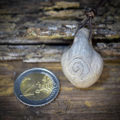 Spiral Göttin Amulett Ton Rauchbrand | Kette Lederband verstellbar | Spirituelles Geschenk Hexen Schmuck Anhänger Schutz Unikat 11g AMU090