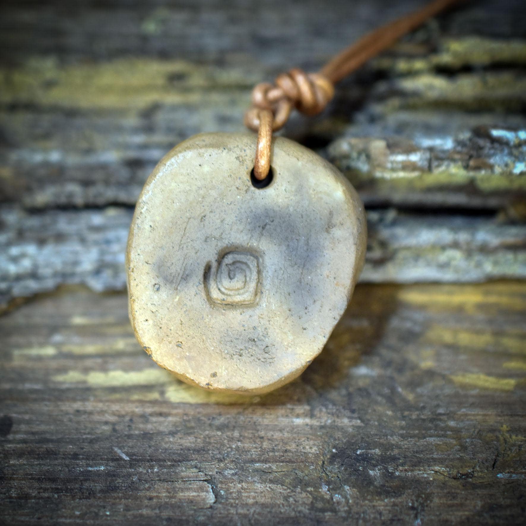 Eulen Amulett aus Ton mit Lederband, Urgöttin Tonanhänger Krafttier, Shamanischer Schmuck Naturgeist, Archaischer Hexenschmuck AMU093