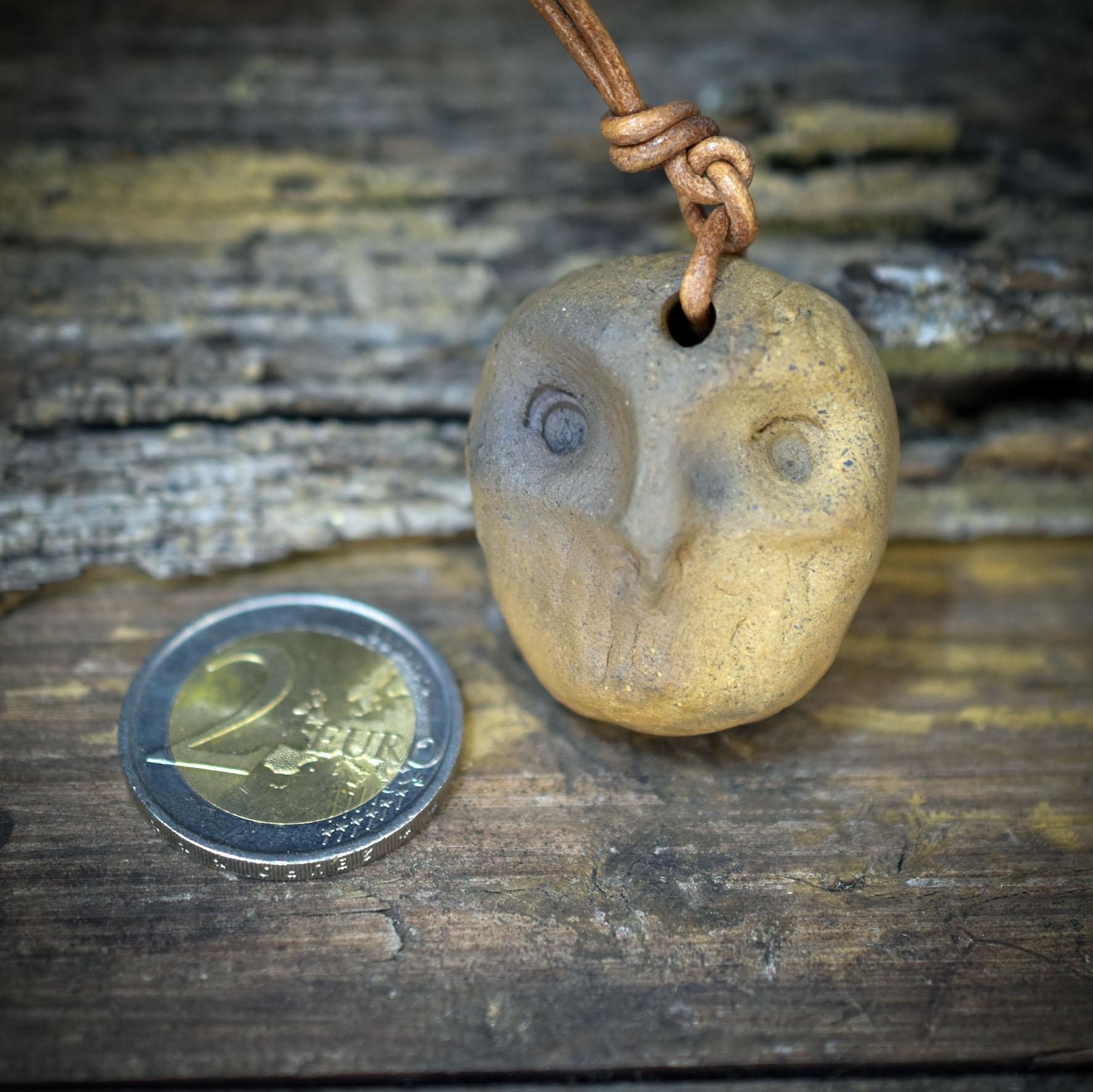 Eulen Amulett aus Ton mit Lederband, Urgöttin Tonanhänger Krafttier, Shamanischer Schmuck Naturgeist, Archaischer Hexenschmuck AMU093