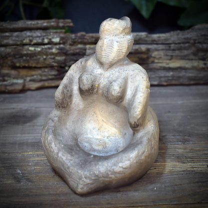 Urgöttin Keramik Figur mit Spirale, Archaische Göttinnenstatue, Altar Deko Naturspiritualität, Schamanische Mutter Erde Plastik SKU294