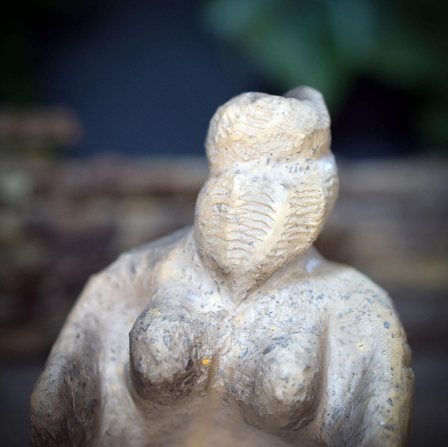 Urgöttin Keramik Figur mit Spirale, Archaische Göttinnenstatue, Altar Deko Naturspiritualität, Schamanische Mutter Erde Plastik SKU294