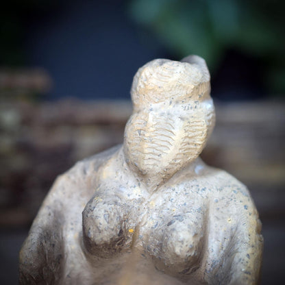 Urgöttin Keramik Figur mit Spirale, Archaische Göttinnenstatue, Altar Deko Naturspiritualität, Schamanische Mutter Erde Plastik SKU294