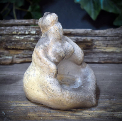 Urgöttin Keramik Figur mit Spirale, Archaische Göttinnenstatue, Altar Deko Naturspiritualität, Schamanische Mutter Erde Plastik SKU294