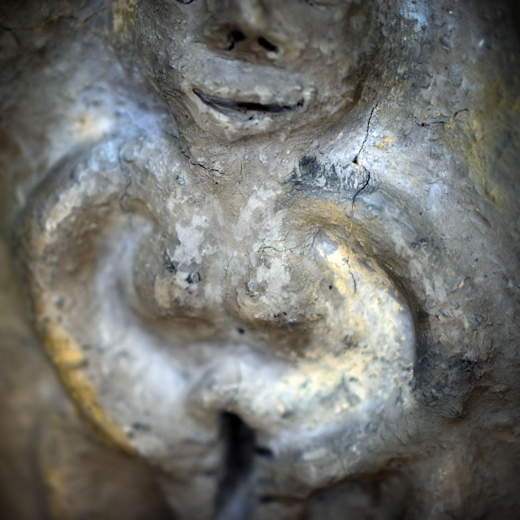 Sheela na Gig Backflow Räuchergefäß Ton, Teelichthalter Kelten Schutzgöttin massiv, Archaische Skulptur Rauchwasserfall erdig RÄH070