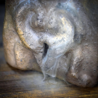 Sheela na Gig Backflow Räuchergefäß Ton, Teelichthalter Kelten Schutzgöttin massiv, Archaische Skulptur Rauchwasserfall erdig RÄH070