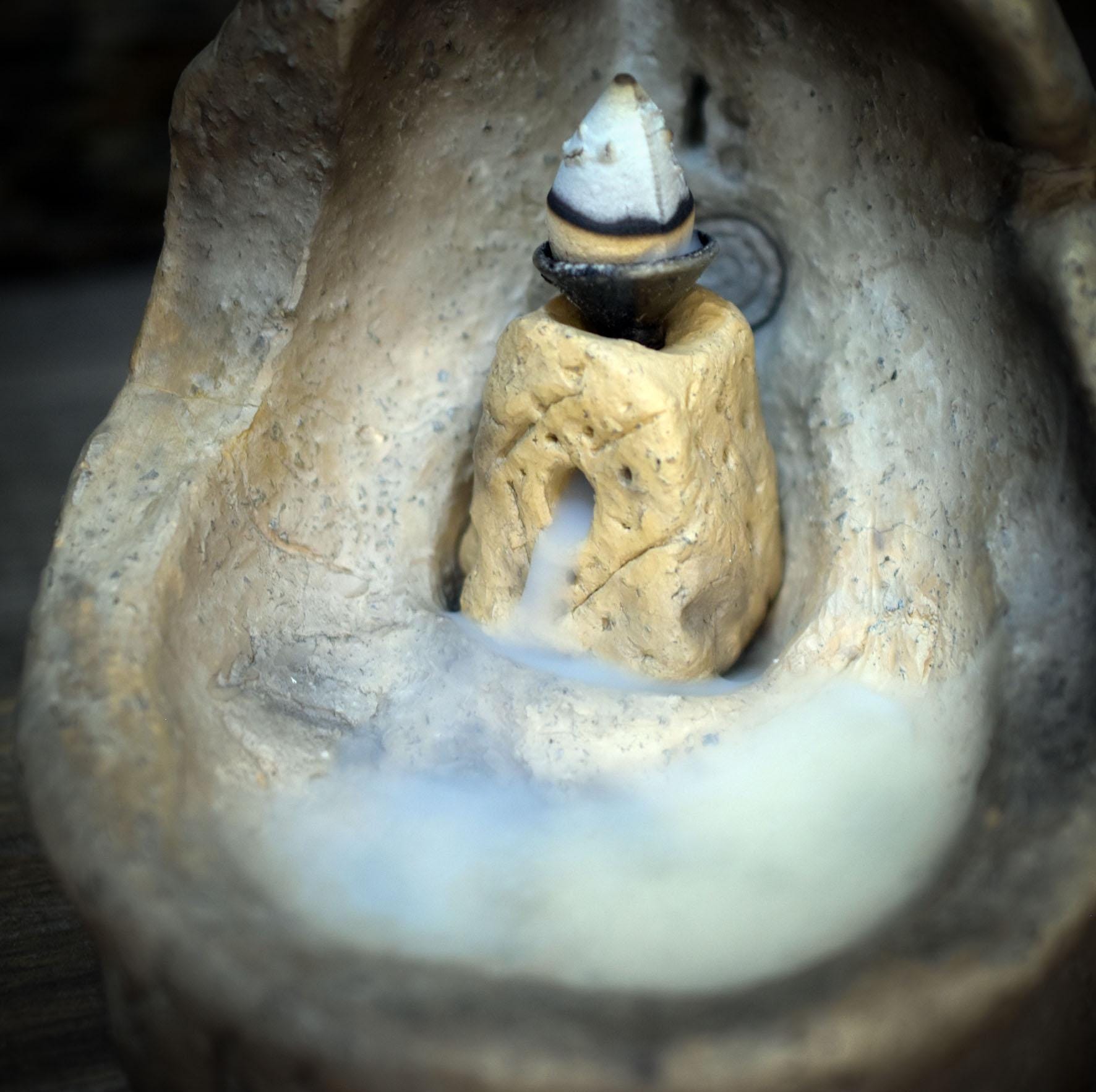 Ton Altar mit Backflow Räuchergefäß, Ammonit Relief Spirale, Schamanische Deko, Rauchwasserfall Keramik, Archaischer Hausaltar RÄH072
