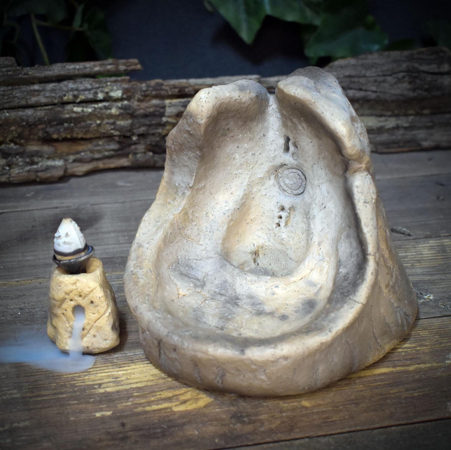 Ton Altar mit Backflow Räuchergefäß, Ammonit Relief Spirale, Schamanische Deko, Rauchwasserfall Keramik, Archaischer Hausaltar RÄH072