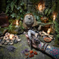 Spirit Doll „Die alte Klangwanderin“ – Altarpuppe mit Tonkopf, Wolle, Federn und Glöckchen - Art.Nr.: SDO017