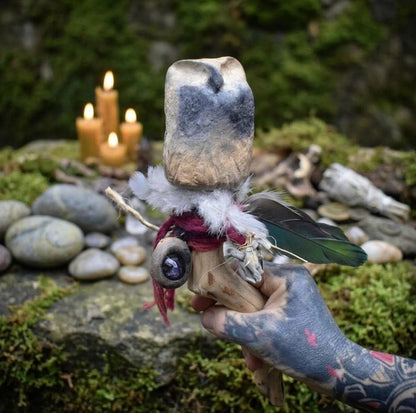 Ritualstab „Intuition“ – archaische Eule mit Amethyst, Wolle und Kupfer - Art.Nr.: RST033