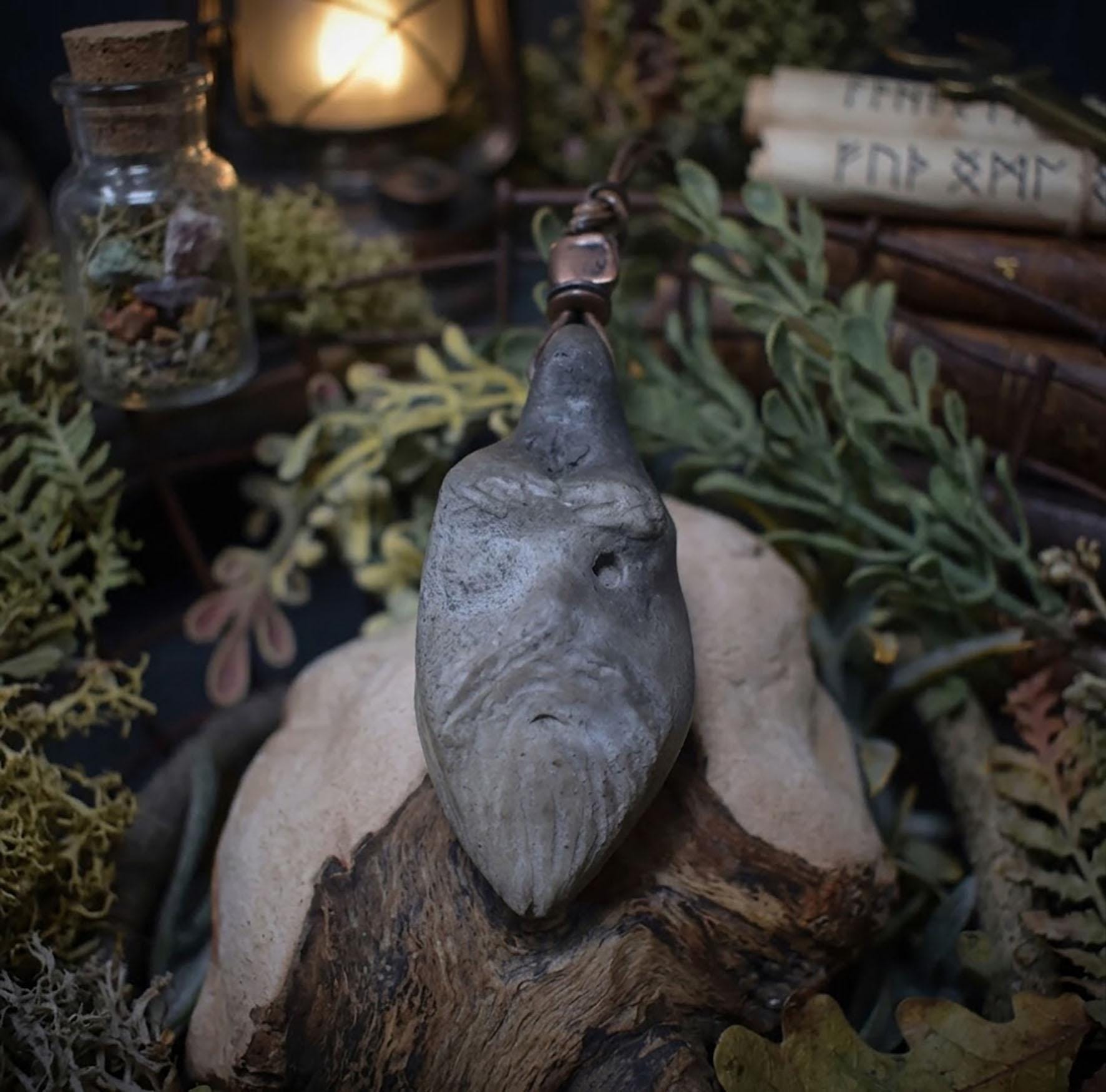 Handgefertigtes Amulett Talisman - Odin - Einzigartiger Rauchbrand-Ton, Spiritueller Nordischer Schmuck
