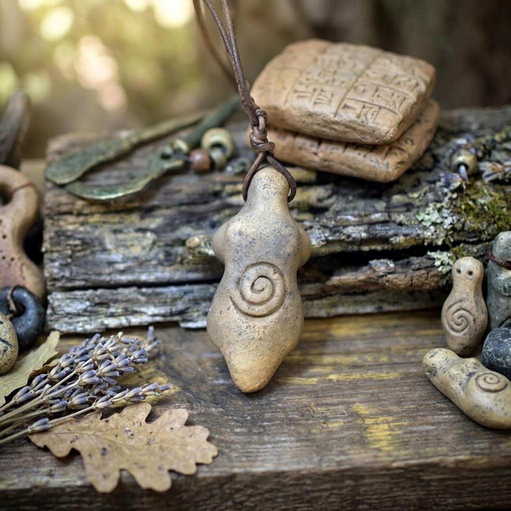 Spiral Göttin Amulett Ton Rauchbrand | Kette Lederband verstellbar | Spirituelles Geschenk Hexen Schmuck Anhänger Schutz Unikat 16g