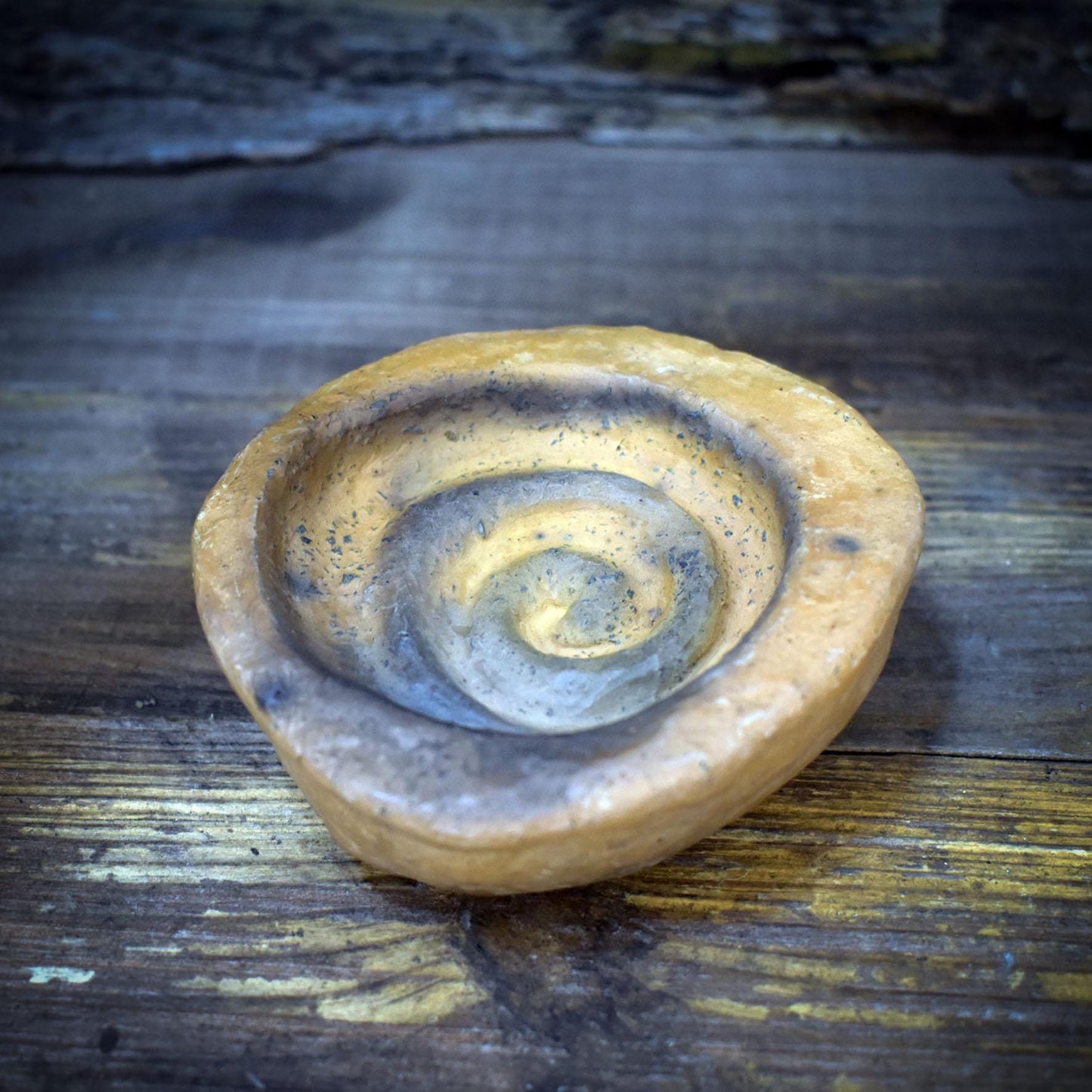 Handschmeichler Trauerbewältigung Rauchbrand Ton Urform | Ritualbegleiter Sterbebegleitung Trostgeschenk | Spirale Gedenken 180g AEP004