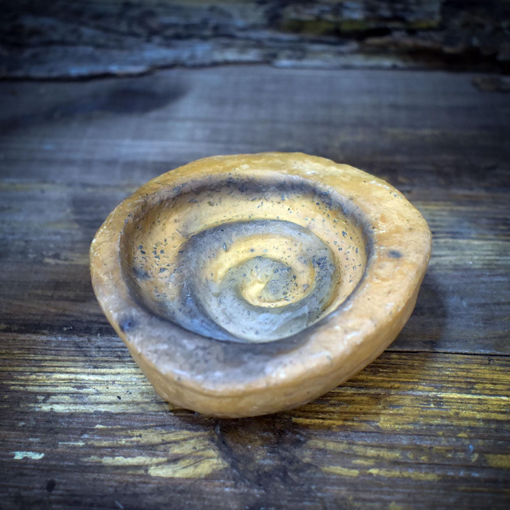 Handschmeichler Trauerbewältigung Rauchbrand Ton Urform | Ritualbegleiter Sterbebegleitung Trostgeschenk | Spirale Gedenken 180g AEP004