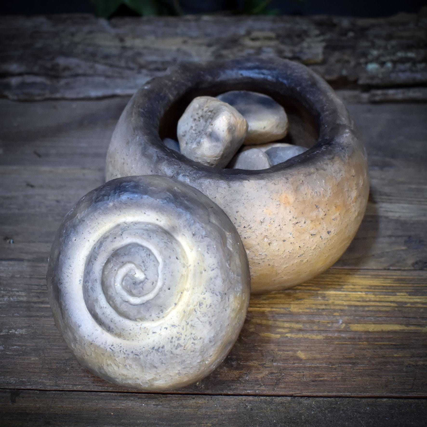 Ahnenraum Ritual Set: 7 Ahnensteine im Gefäß aus Rauchbrandton, Innere Kind Arbeit & Ahnenheilung, Spirituelles Geschenk Psychologie AHR001