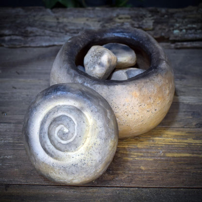 Ahnenraum Ritual Set: 7 Ahnensteine im Gefäß aus Rauchbrandton, Innere Kind Arbeit & Ahnenheilung, Spirituelles Geschenk Psychologie AHR001