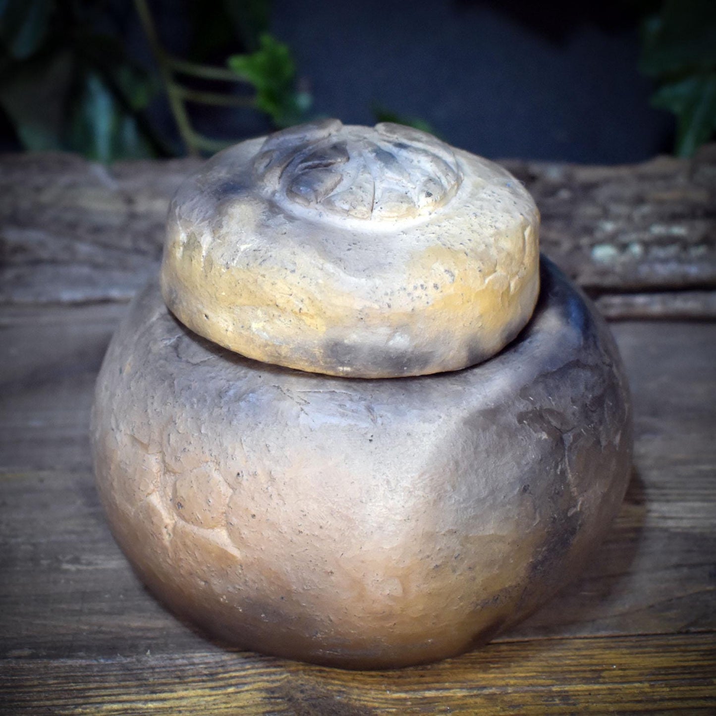 Ahnenraum Ritual Set: 7 Ahnensteine im Gefäß aus Rauchbrandton, Innere Kind Arbeit & Ahnenheilung, Spirituelles Geschenk Psychologie AHR001