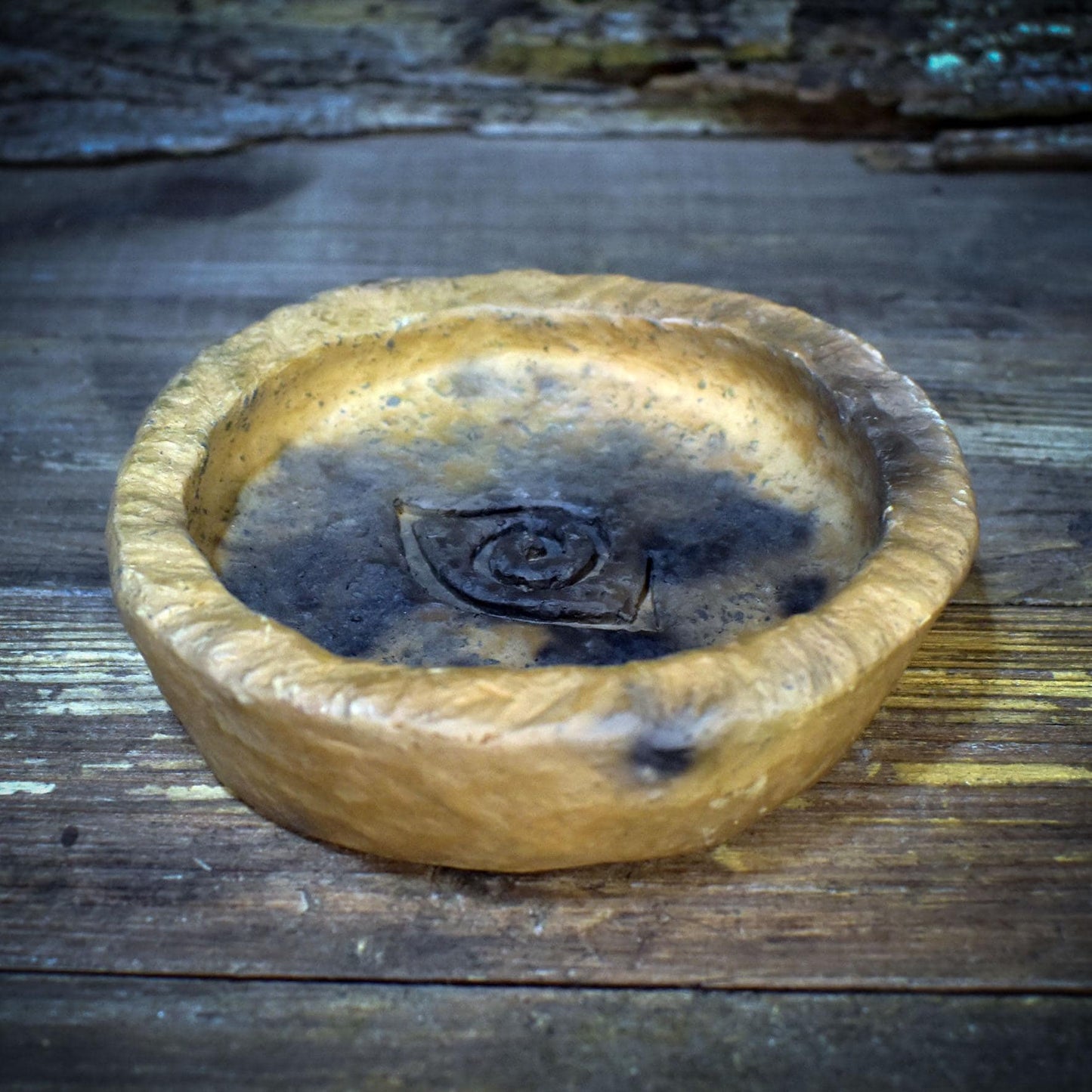 Räucherschale Ton Rauchbrand | Altar Schale für Weihrauch Kräuter | Spirituelles Geschenk Hexen Auge Symbolik Handarbeit 255g RÄG079