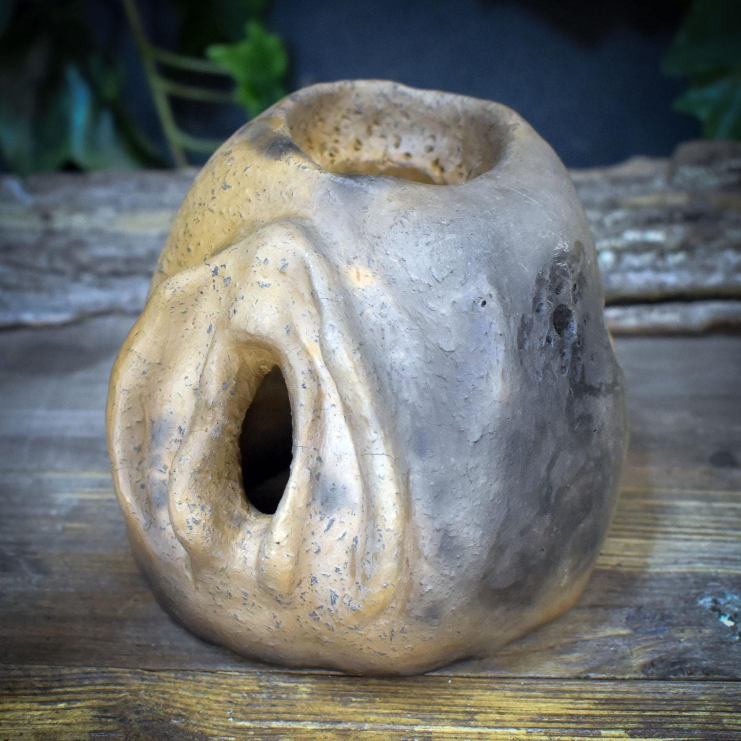 Teelichthalter Yoni Ton Rauchbrand | Archaischer Kerzenständer Altar | Spirituelles Geschenk Göttin Höhle Keramik 740g TKH037