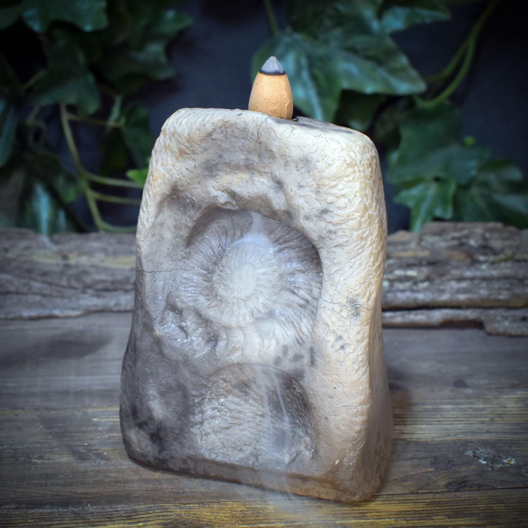 Backflow Räucherhalter Ton Rauchbrand | Wasserfall Räucherkegel Altar Deko | Spirituelles Geschenk Ammonit Unikat 1kg RÄH067