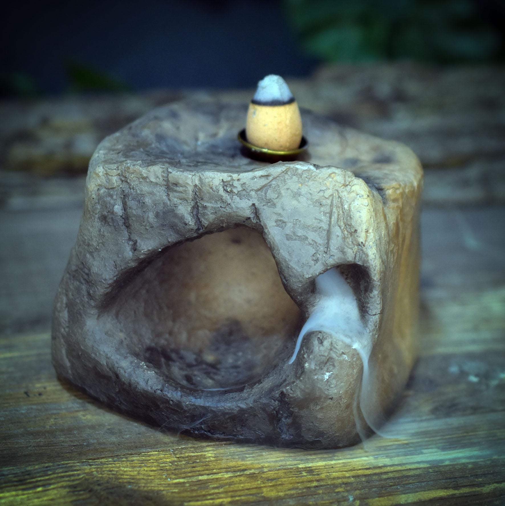 Backflow Räucherhalter Höhle Ton | Wasserfall Räucherkegel Altar Deko | Spirituelles Geschenk Rauchbrand Unikat 700g RÄH068
