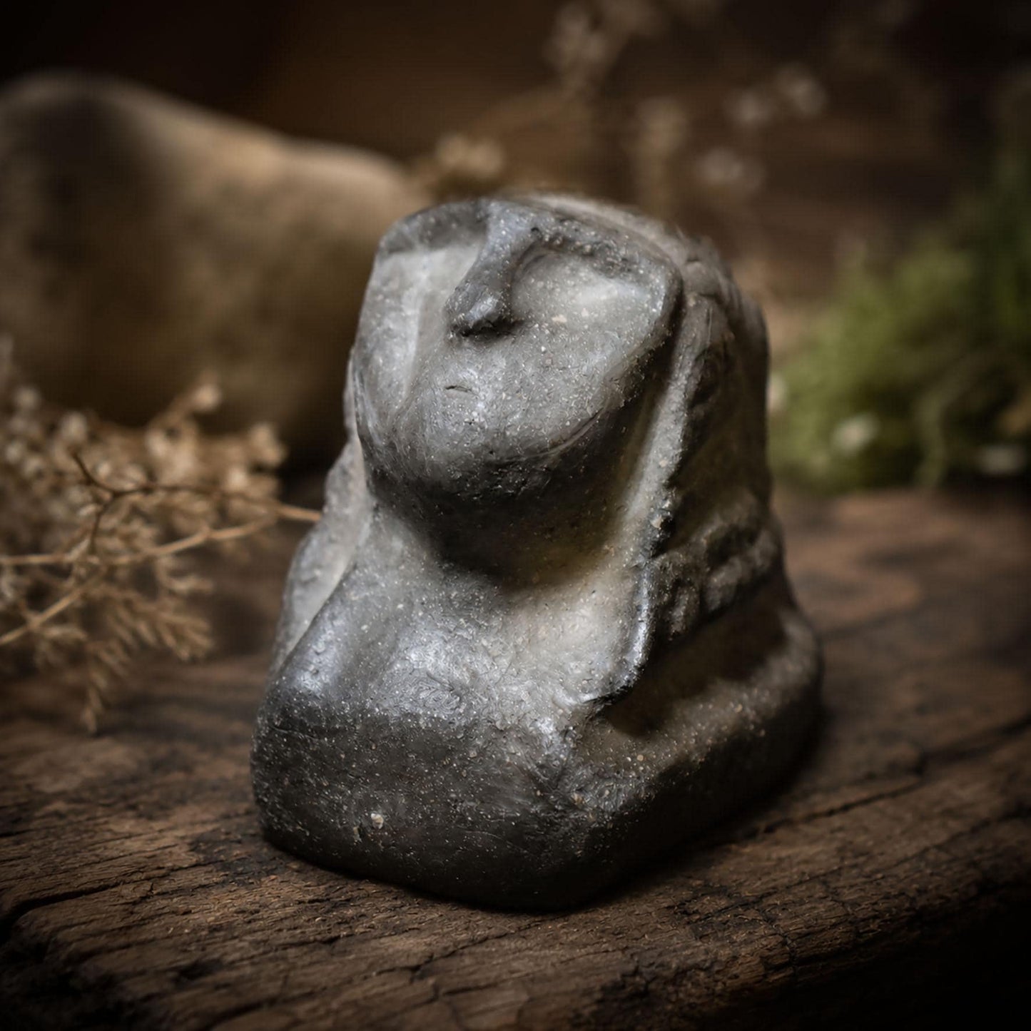 Prähistorisch inspirierte Büste der Venus von Brassempouy - Rauchbrand-Tonskulptur – Art.Nr.: SKU039