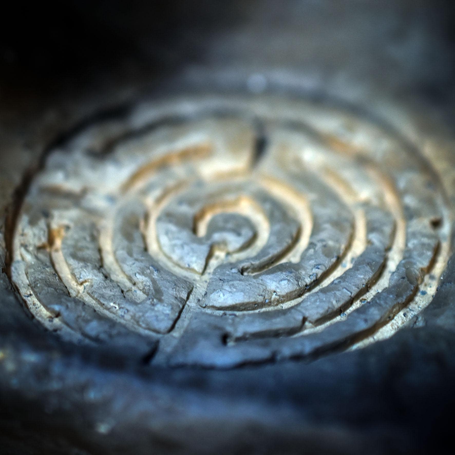 Kleiner Altar Ton Rauchbrand | Backflow Räucherhalter Labyrinth | Spirituelles Geschenk Räucherwasserfall Grotte Unikat 740g RÄH070