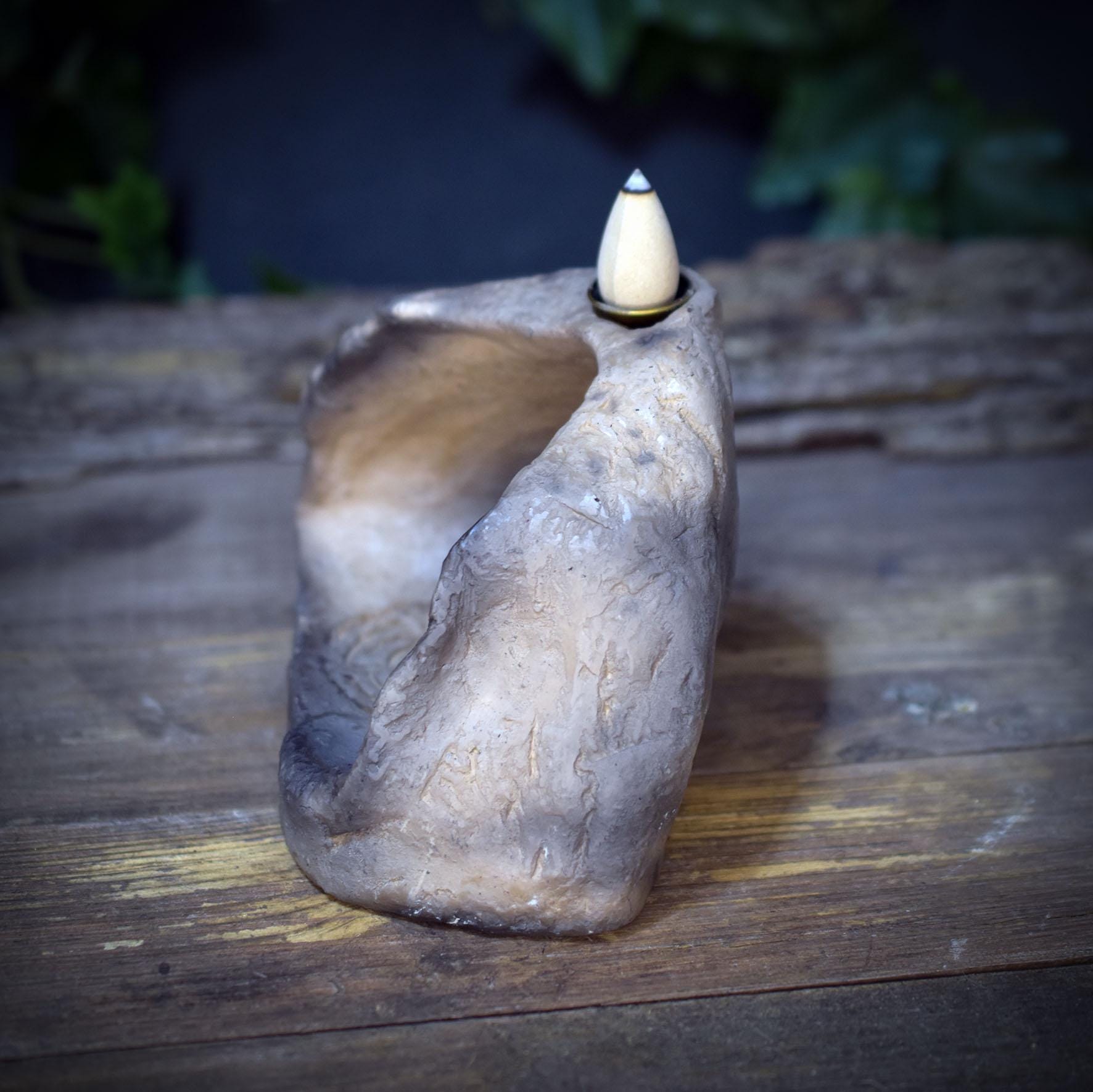 Kleiner Altar Ton Rauchbrand | Backflow Räucherhalter Labyrinth | Spirituelles Geschenk Räucherwasserfall Grotte Unikat 740g RÄH070