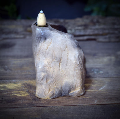 Kleiner Altar Ton Rauchbrand | Backflow Räucherhalter Labyrinth | Spirituelles Geschenk Räucherwasserfall Grotte Unikat 740g RÄH070