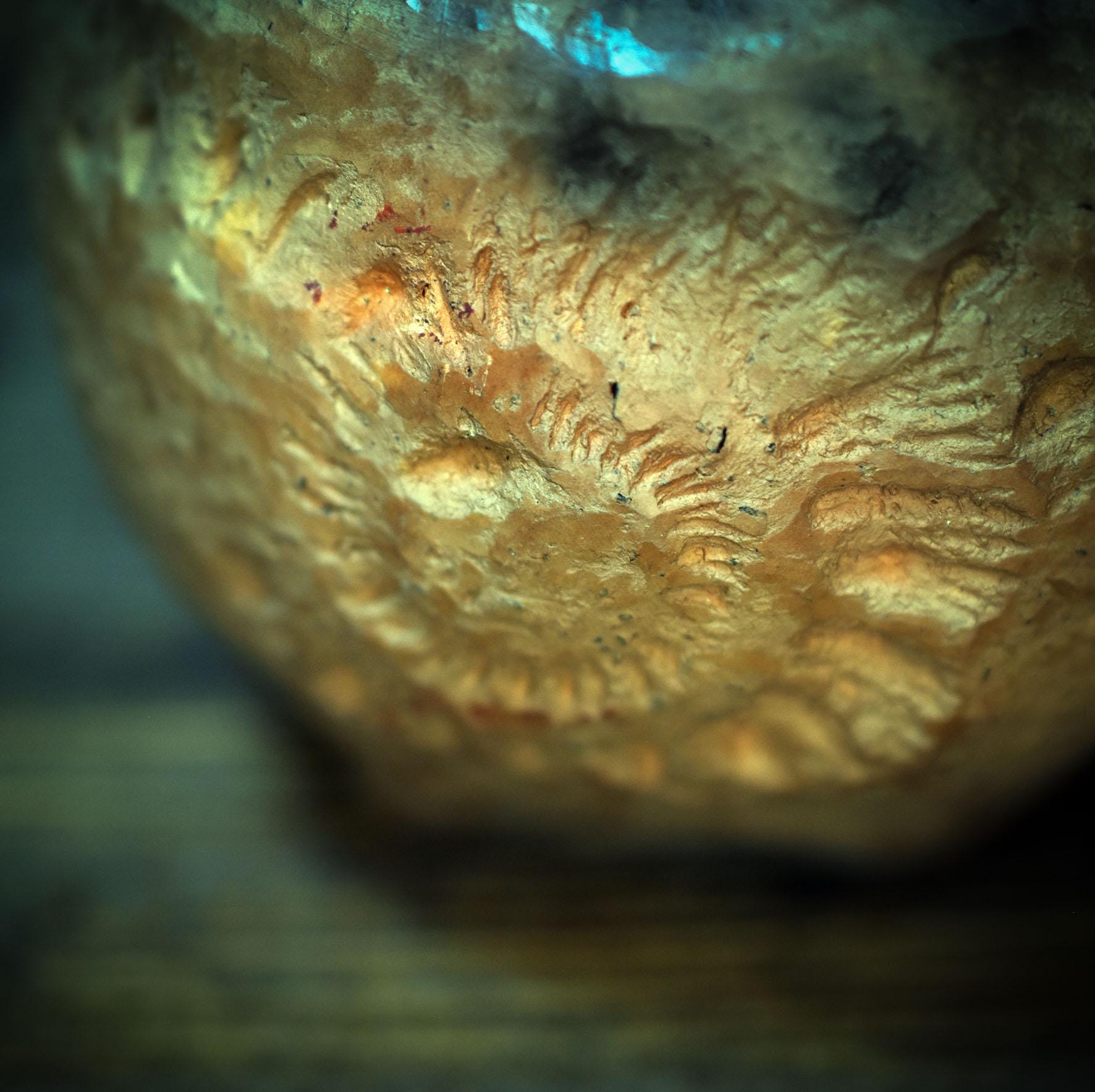 Tongefäß Ammonit Rauchbrand Dose | Archaische Vorratsdose Keramik | Spirituelles Geschenk Fossil Naturform Altar Deko Unikat 720g GEF023