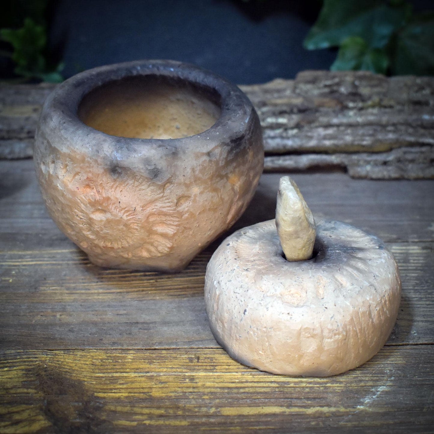Tongefäß Ammonit Rauchbrand Dose | Archaische Vorratsdose Keramik | Spirituelles Geschenk Fossil Naturform Altar Deko Unikat 720g GEF023