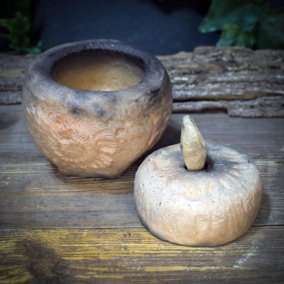 Tongefäß Ammonit Rauchbrand Dose | Archaische Vorratsdose Keramik | Spirituelles Geschenk Fossil Naturform Altar Deko Unikat 720g GEF023