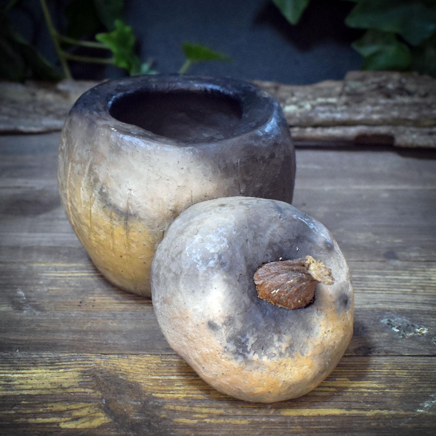 Tongefäß Eichel Rauchbrand Dose | Archaische Vorratsdose Keramik | Spirituelles Geschenk Naturform Altar Deko Unikat 1,18kg GEF021