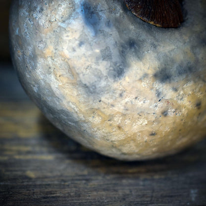 Tongefäß Eichel Rauchbrand Dose | Archaische Vorratsdose Keramik | Spirituelles Geschenk Naturform Altar Deko Unikat 1,18kg GEF022