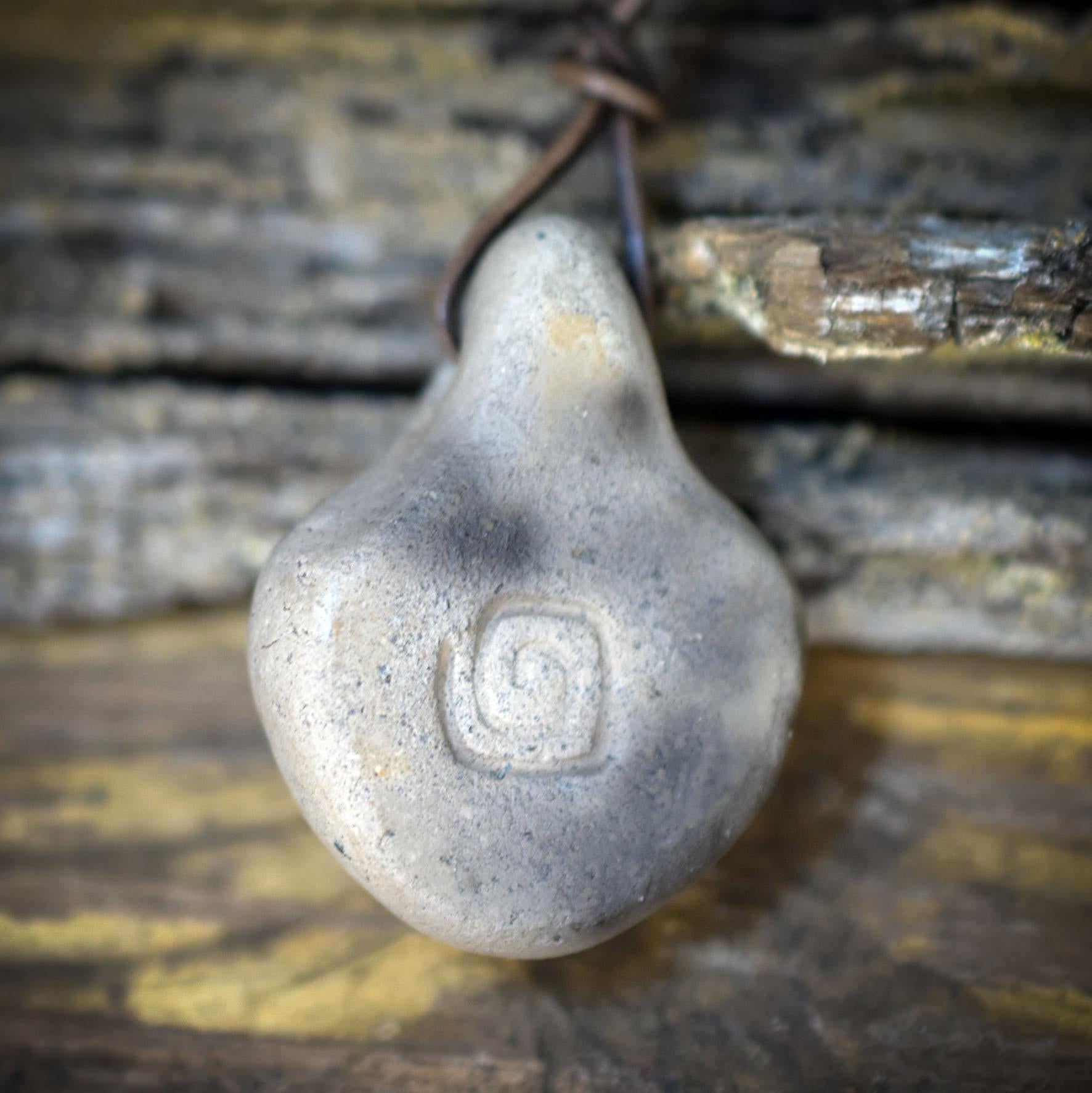 Spiral Göttin Amulett Ton Rauchbrand | Kette Lederband verstellbar | Spirituelles Geschenk Hexen Schmuck Anhänger Schutz Unikat 11g AMU090