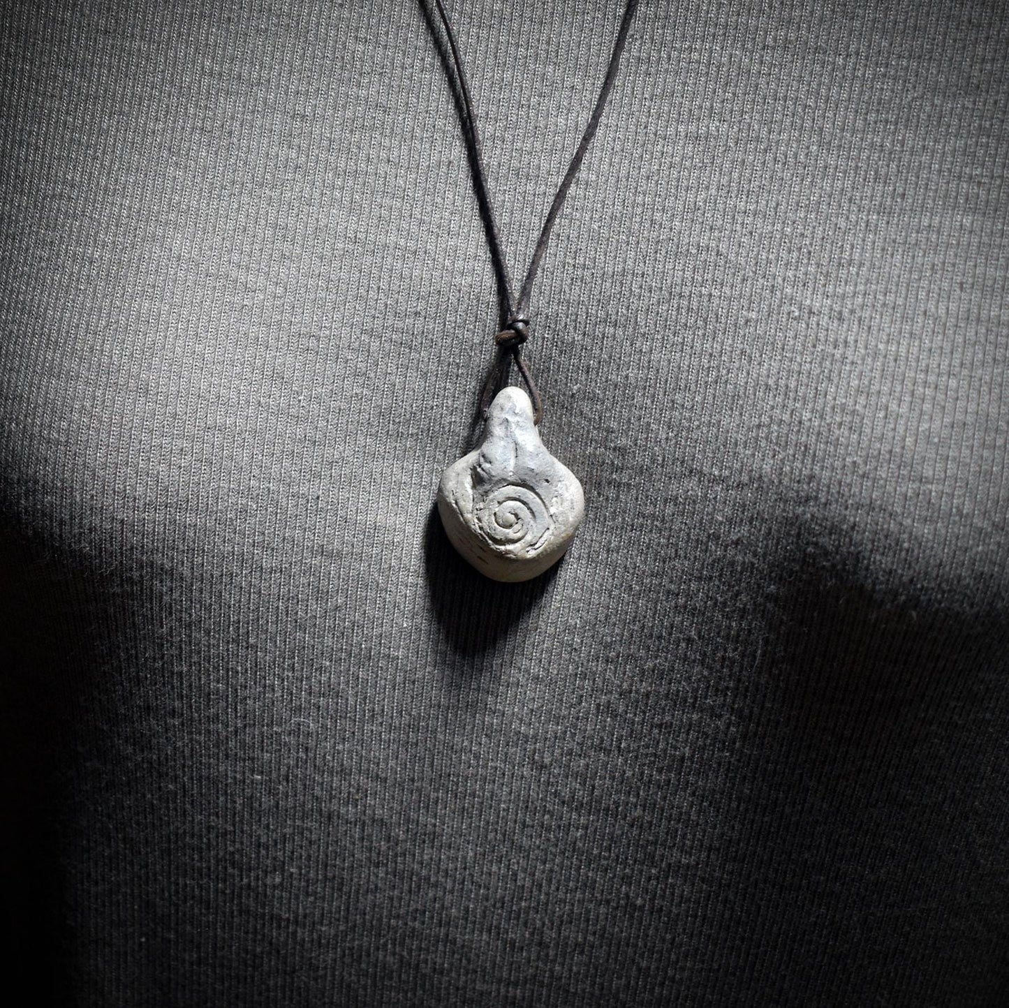 Spiral Göttin Amulett Ton Rauchbrand | Kette Lederband verstellbar | Spirituelles Geschenk Hexen Schmuck Anhänger Schutz Unikat 11g AMU090