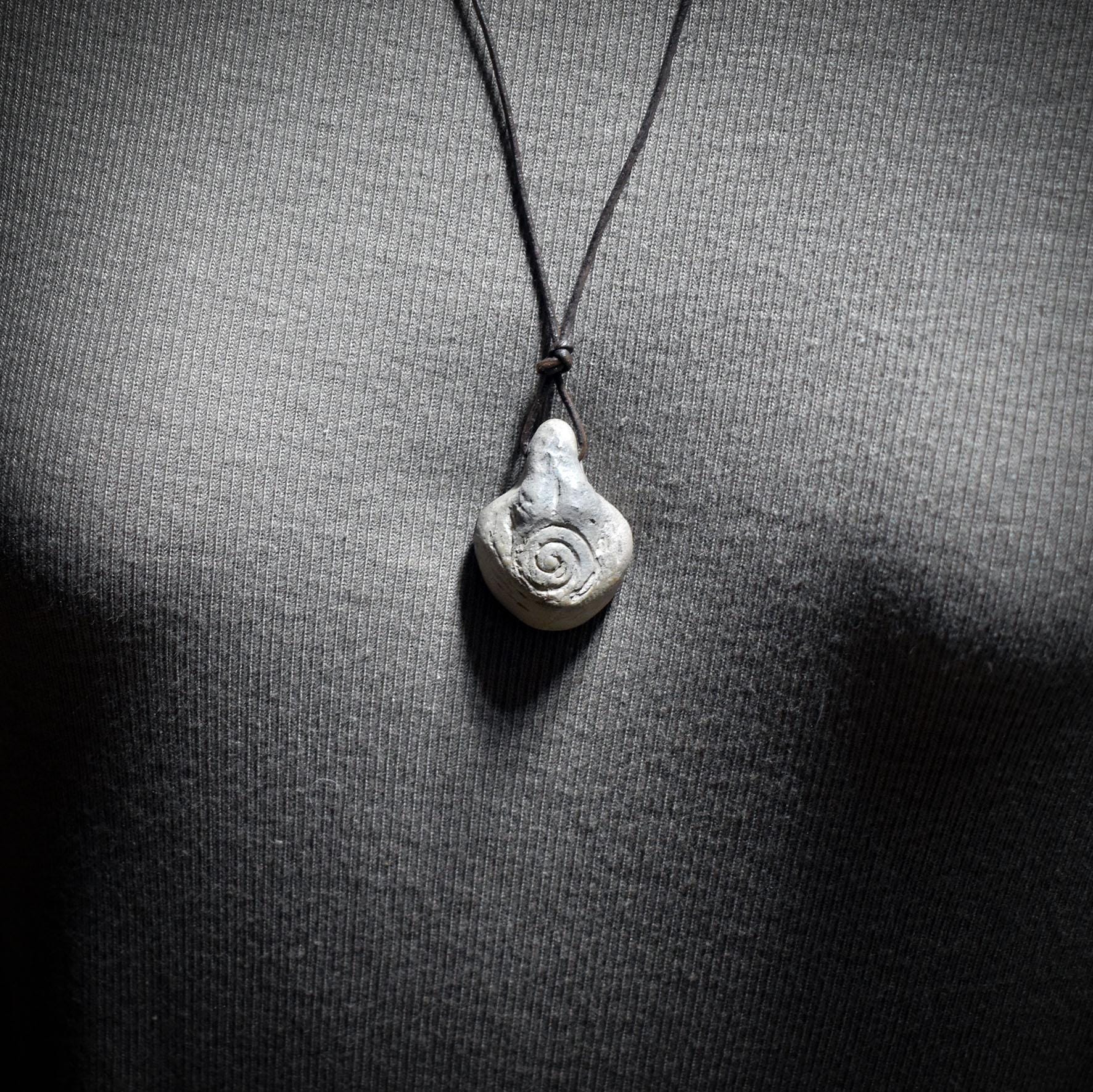 Spiral Göttin Amulett Ton Rauchbrand | Kette Lederband verstellbar | Spirituelles Geschenk Hexen Schmuck Anhänger Schutz Unikat 11g AMU090