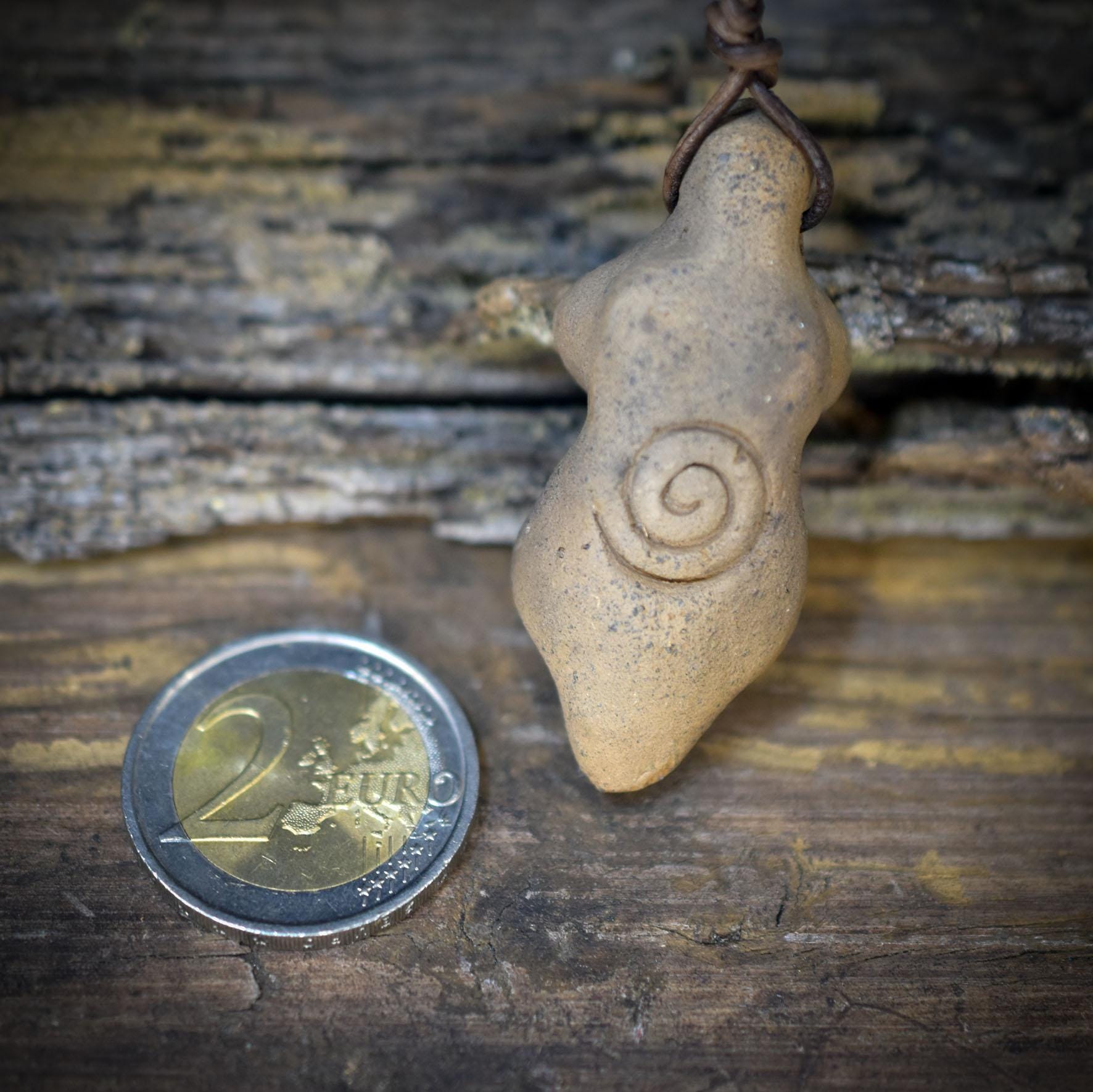 Spiral Göttin Amulett Ton Rauchbrand | Kette Lederband verstellbar | Spirituelles Geschenk Hexen Schmuck Anhänger Schutz Unikat 16g