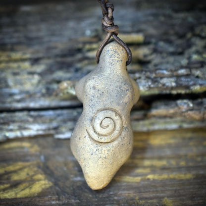 Spiral Göttin Amulett Ton Rauchbrand | Kette Lederband verstellbar | Spirituelles Geschenk Hexen Schmuck Anhänger Schutz Unikat 16g