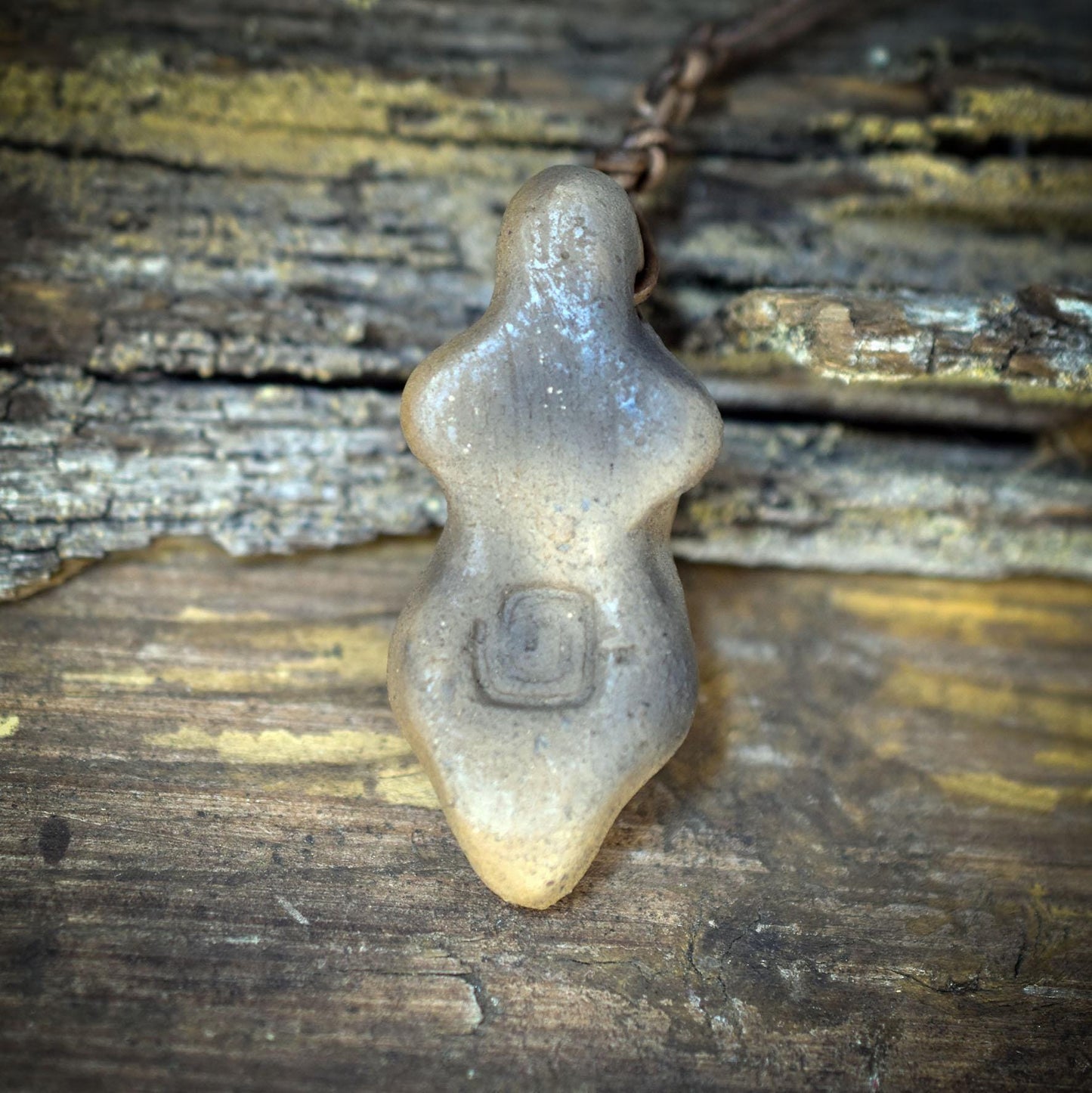 Spiral Göttin Amulett Ton Rauchbrand | Kette Lederband verstellbar | Spirituelles Geschenk Hexen Schmuck Anhänger Schutz Unikat 16g AMU091