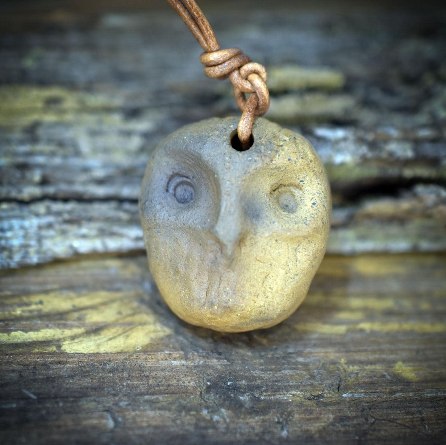Eulen Amulett aus Ton mit Lederband, Urgöttin Tonanhänger Krafttier, Shamanischer Schmuck Naturgeist, Archaischer Hexenschmuck AMU093